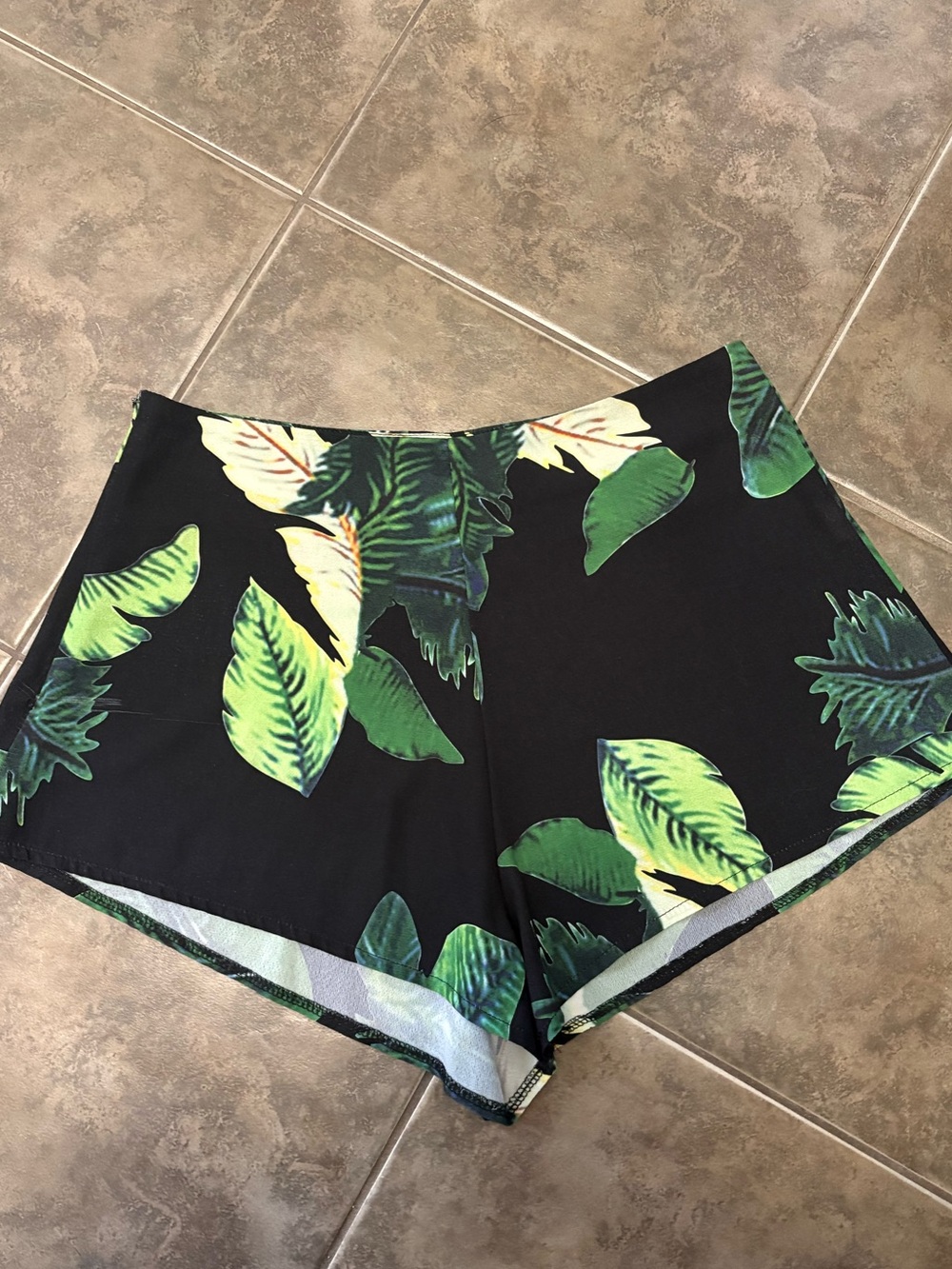 Zaful High-Waist Tropical Leaf Print Shorts - Black & Green